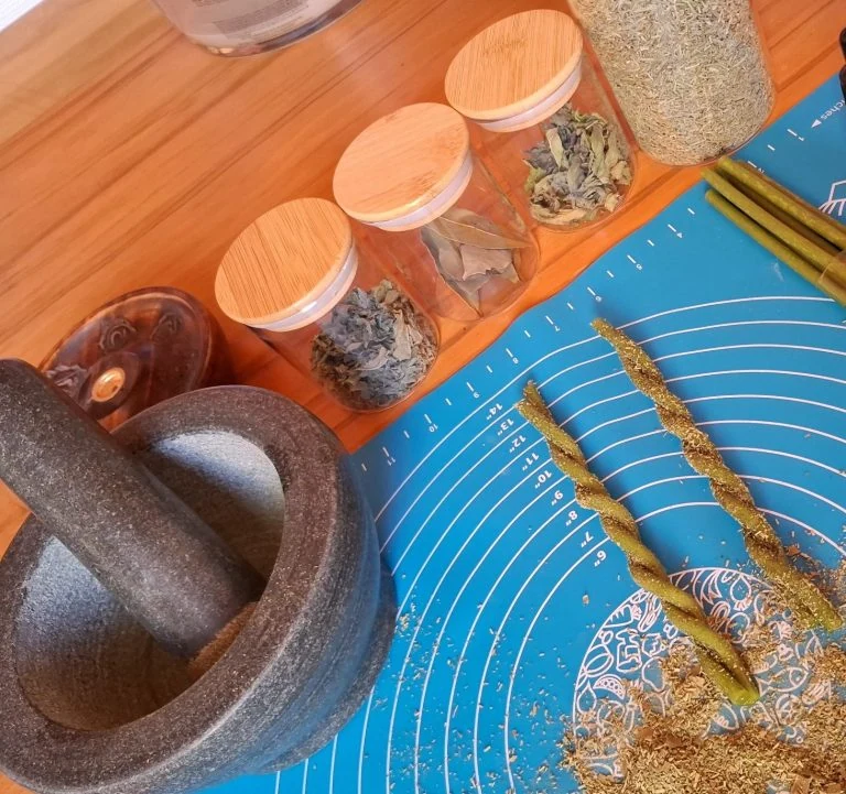 Kräuter, Ritualzubehör und ein Mörser auf Steffis Tisch